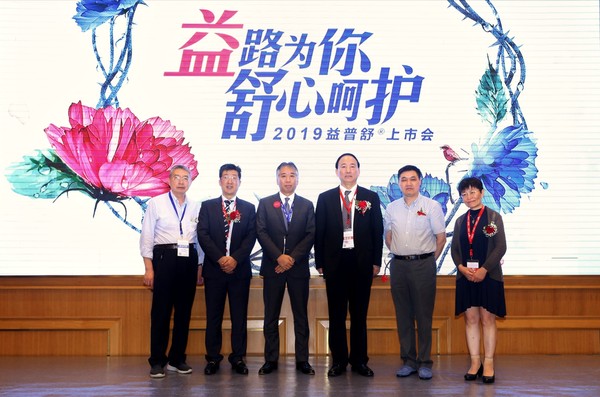 从左到右：瑞金医院沈志祥教授、CSCO肿瘤康复与支持治疗专业委员会主任委员王杰军教授、苏爱康首席执行官荒井好裕先生、中国临床肿瘤学会（CSCO）副理事长秦叔逵教授、中国抗癌协会鼻咽癌专业委员会前任主任委员胡超苏教授、北京大学肿瘤医院孙艳教授