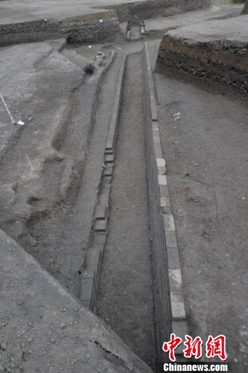 图为“摩诃池”沿岸的隋代排水沟?！≈有?摄