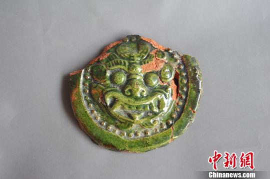 图为五代绿釉兽面纹瓦当?！≈有?摄