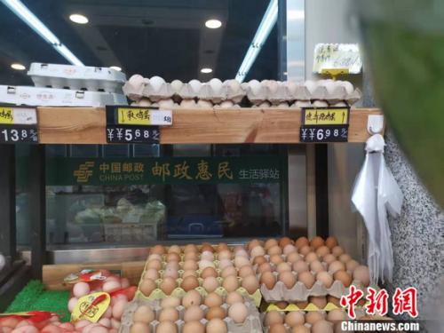 图为邮政超市内售卖的鸡蛋。 谢艺观 摄