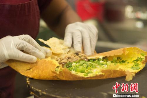 图为美版煎饼果子。 <a target='_blank' href='http://www.chinanews.com/'>中新社</a>记者 廖攀 摄