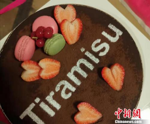 图为生日蛋糕。谢艺观 摄