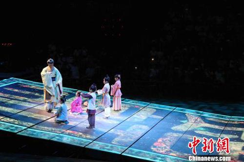 全场演出以乐明礼、以乐行礼、以乐演礼，在“明礼”的体验中，让“明礼生活方式”回归当代人心，传承优秀传统文化。　孙婷婷 摄