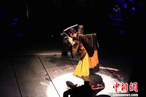 启蒙开智、少年授读、君子加冠、大婚仪典、习礼修德、齐家治世……整场演出纵贯人的一生，演绎圣贤君子“由凡入圣”的过程?！∷镦面?摄