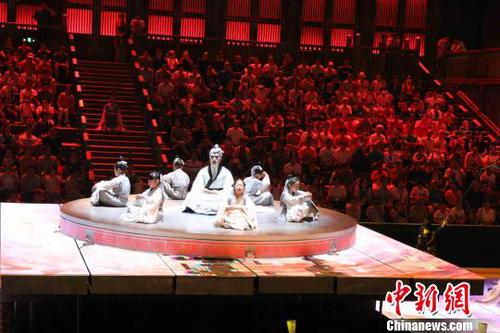 礼乐声起，钟鼓谐鸣。整场演出纵贯人的一生，演绎圣贤君子“由凡入圣”的过程。　孙婷婷 摄