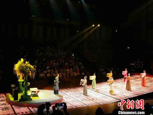 图为少年授读?！∷镦面?摄