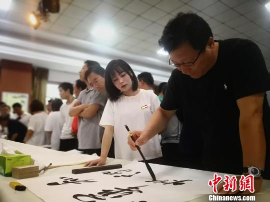 图为全国书法名家走进县区，用丹青妙笔绘崆峒之圣境、写泾水之神奇。　魏建军 摄