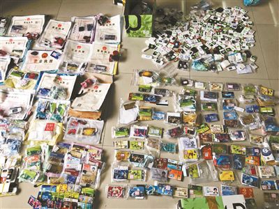 警方查获的银行卡“四件套”“八件套” 警方查获的银行卡“四件套”“八件套”