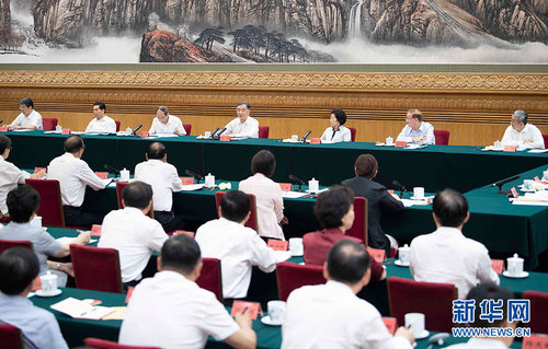 7月25日，中华人民共和国成立70周年民族工作创新与发展座谈会在北京召开。中共中央政治局常委、全国政协主席汪洋出席会议并讲话。 新华社记者 李涛 摄