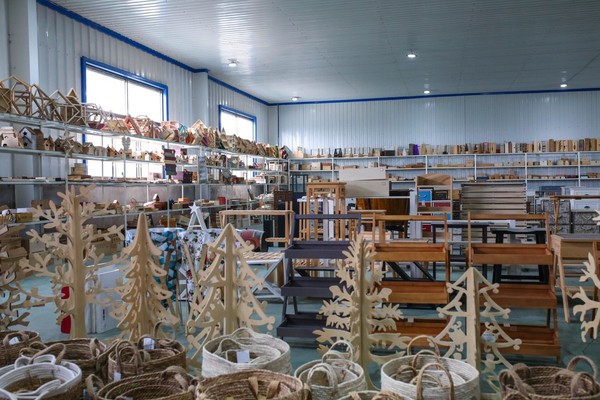 图说：山东曹县生产的木制品做工精美、工艺精湛，成了全国唯一的中国木制品跨境电商产业带