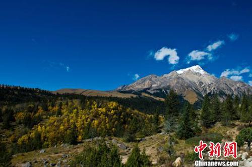 四川格聂神山再现游客非法穿越景区：必须登记备案