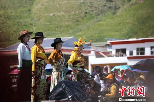 图为参加藏模大赛的选手进行服饰展示。　赵凛松 摄