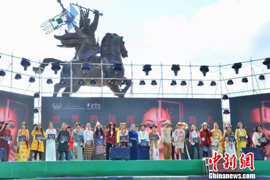 图为进入复赛的参赛选手合影留念?！÷车ぱ?摄