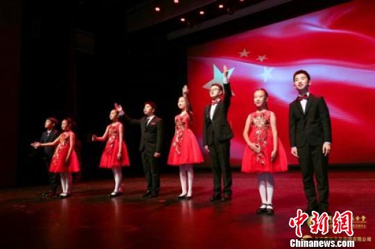 图为曹灿艺术团朗诵《中国红》。供图