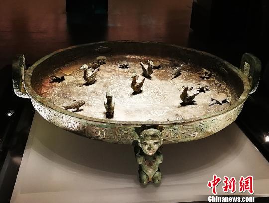 山西公安追缴的国家一级文物春秋时期青铜器“晋公盘”?！⊙罱苡?摄