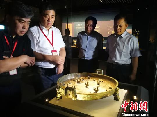 “晋公盘”内有多个浮雕、圆雕动物，其中圆雕动物能在装置原处作360度转动，体现我国春秋时期青铜器制作的最高工艺水平?！⊙罱苡?摄