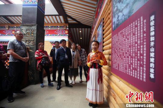 “小小讲解员”向游客讲述摩梭故事?！⊥趵?摄