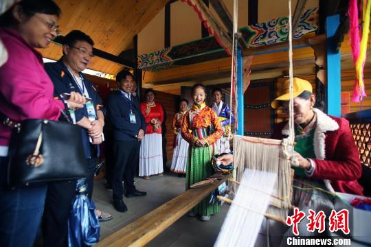 “小小讲解员”向游客讲解摩梭文化?！⊥趵?摄