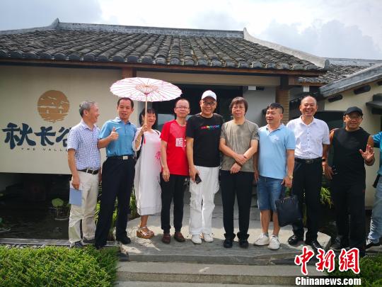 图为来自粤港澳大湾区和全国各地的诗人在叶挺将军的家乡参观 陈婷 摄 图为来自粤港澳大湾区和全国各地的诗人在叶挺将军的家乡参观 陈婷 摄