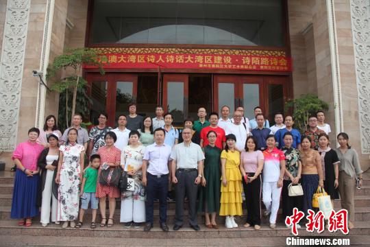 图为来自粤港澳大湾区和全国各地的诗人齐聚叶挺将军的故里 陈婷 摄 图为来自粤港澳大湾区和全国各地的诗人齐聚叶挺将军的故里 陈婷 摄