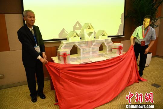 著作者代表金子修一与陕西省委宣传部副部长、陕西省新闻出版局(省版权局)局长程宁博为新书揭幕?！√锝?摄