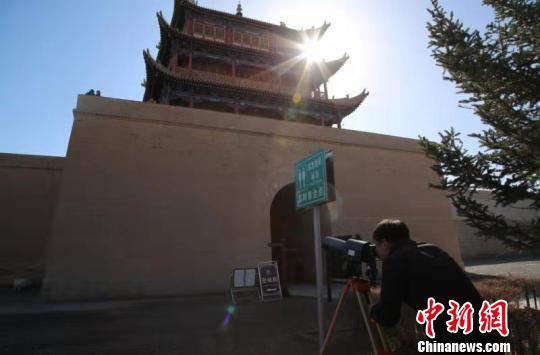 图为工作人员正在对嘉峪关关城进行日常数据监测，以实现预防性?；?。(资料图) 钟欣 摄