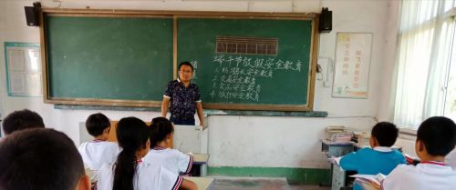 教师托举坠海男孩遇难 哥哥:他不会游泳却救人心切