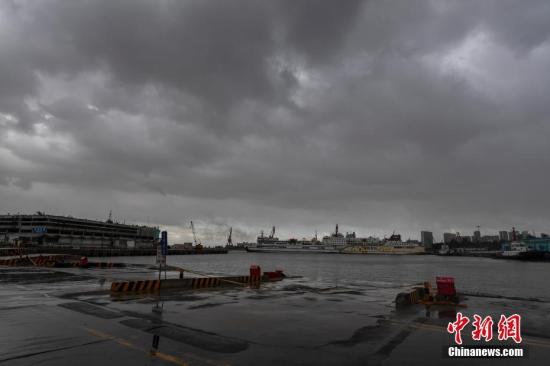资料图:台风前的琼州海峡。<a target='_blank' href='http://www.chinanews.com/'>中新社</a>记者 骆云飞 摄 点击进入下一页