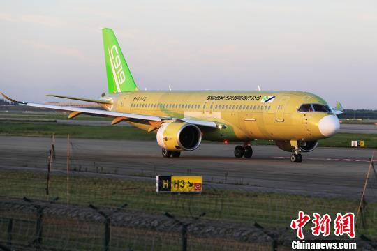 中国商飞C919大型客机104架机在上海浦东国际机场滑行道上滑行?！∫罅⑶?摄