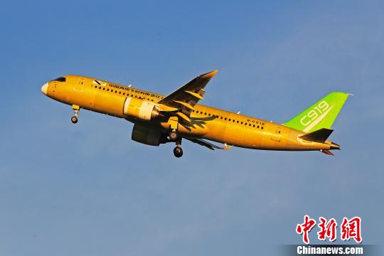 中国商飞C919大型客机104架机于5时32分从上海浦东国际机场第四跑道起飞?！∫罅⑶?摄