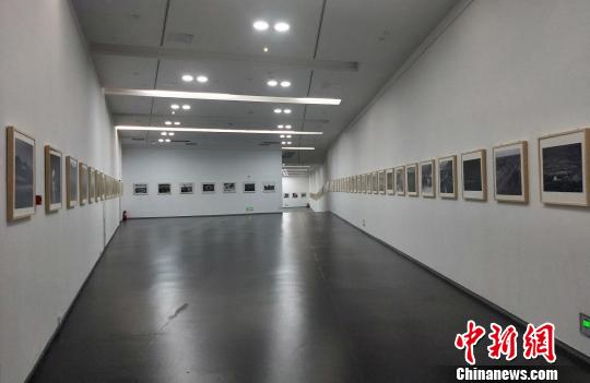 “长城脚下是故乡-山西长城影像志”摄影作品中外十城市巡展1日在山西太原美术馆首展?！⊙钆迮?摄