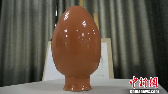 普琼是拉萨市尼木县民间陶艺人，自13岁开始至今从事陶艺工作，2019年被评为市级非物质文化遗产传承人。至今，普琼以“指尖旋转”的制陶绘就其30多年陶艺人生。图为拉萨市尼县中学在美术实践教学中烧制的陶器?！」鄙＠?摄