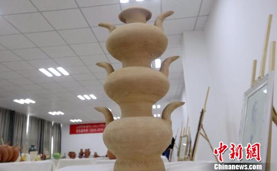 普琼是拉萨市尼木县民间陶艺人，自13岁开始至今从事陶艺工作，2019年被评为市级非物质文化遗产传承人。至今，普琼以“指尖旋转”的制陶绘就其30多年陶艺人生。图为拉萨市尼县中学在美术实践教学中烧制的创新型陶壶?！」鄙＠?摄