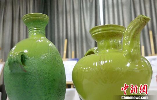 普琼是拉萨市尼木县民间陶艺人，自13岁开始至今从事陶艺工作，2019年被评为市级非物质文化遗产传承人。至今，普琼以“指尖旋转”的制陶绘就其30多年陶艺人生。图为拉萨市尼县中学在美术实践教学中烧制的釉子(彩陶)?！」鄙＠?摄