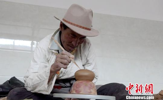 普琼是拉萨市尼木县民间陶艺人，自13岁开始至今从事陶艺工作，2019年被评为市级非物质文化遗产传承人。至今，普琼以“指尖旋转”的制陶绘就其30多年陶艺人生。图为普琼在拉萨市尼县中学教室内制作陶器?！」鄙＠?摄