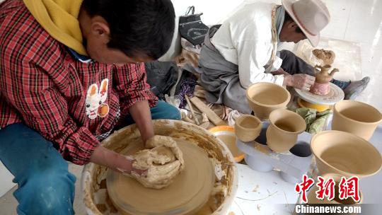 普琼是拉萨市尼木县民间陶艺人，自13岁开始至今从事陶艺工作，2019年被评为市级非物质文化遗产传承人。至今，普琼以“指尖旋转”的制陶绘就其30多年陶艺人生。图为拉萨市尼县中学学生学习制陶技艺?！」鄙＠?摄