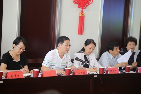 ▲右二：王鲁豫 右三：周志军 右四：冯志明