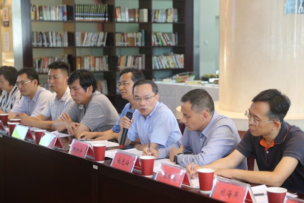 ▲右三：颜丹平