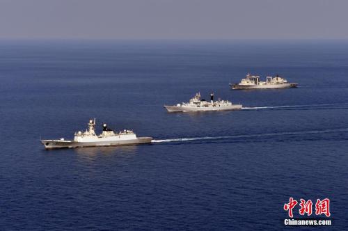 资料图：第二十二批护航编队与第二十三批护航编队分航。 中新社记者 张海龙 摄
