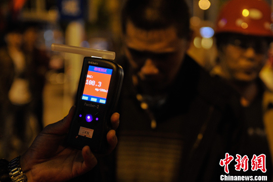 资料图：交警查酒驾醉驾。<a target='_blank' href='http://www.chinanews.com/'>中新社</a>发 刘冉阳 摄