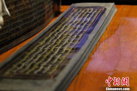 图为19世纪的手写本《甘珠尔经》。　赵朗 摄