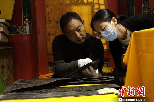 图为罗布林卡管理处两位工作人员登记古籍?！≌岳?摄