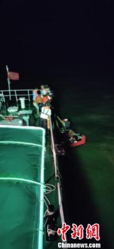救助遇险船员 广东海事局提供 点击进入下一页