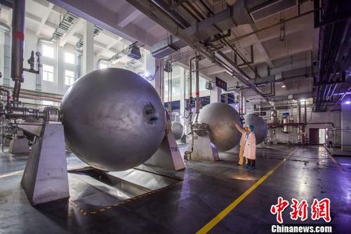 图为阿胶生产化皮新工艺——蒸球加压化皮工序?！±钚?摄