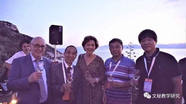 在第52届国际速联大会期间，九三王选关怀基金会副秘书长赵鑫（右二）、九三学社社员唐骥（右一）与国际速联主席（中）及国际速联秘书长（左一）合影