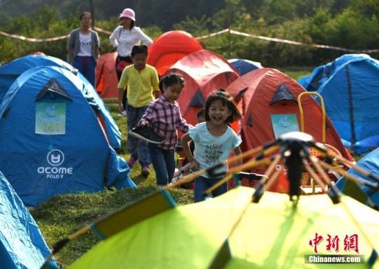 资料图：小朋友在露营基地欢快的玩耍。王东明 摄