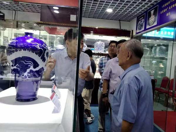 8月4日，庆祝新中国成立70周年元代瓷珍北京特展在京开幕。图为参观者在观看展品。