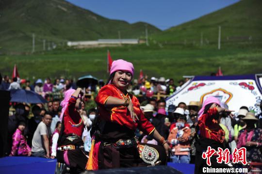 图为舞蹈《挤奶歌》?！〈蘖?摄