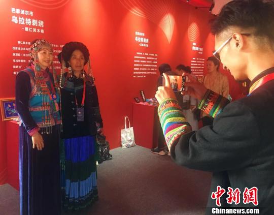 图为不同民族绣娘合影?！≌喷?摄