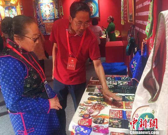 图为蒙绣文创产品吸睛?！≌喷?摄